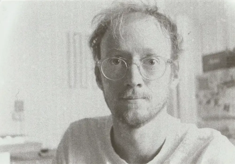 Portrait d’Adam Howard portant des lunettes